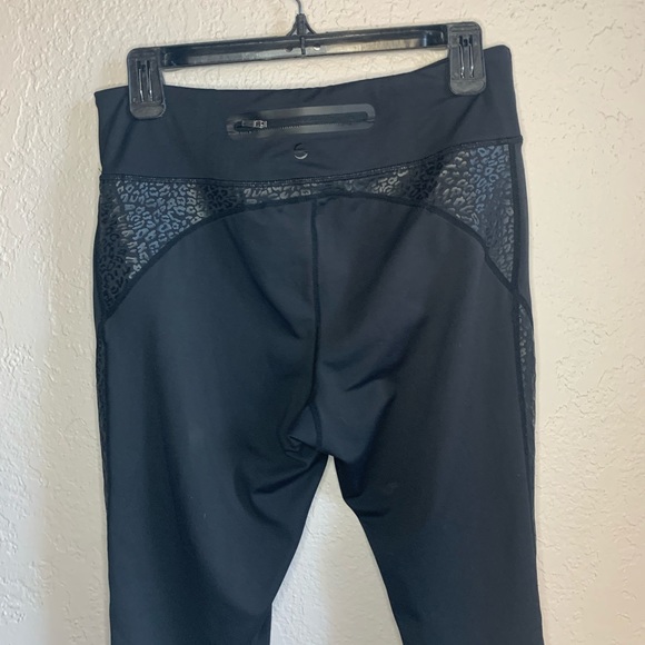 Black ankle zip yoga pants, full length, embossed with leopard print - Picture 6 of 8